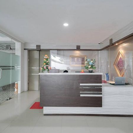 Urbanview Hotel Bari Syariah Palembang By Reddoorz Exterior photo