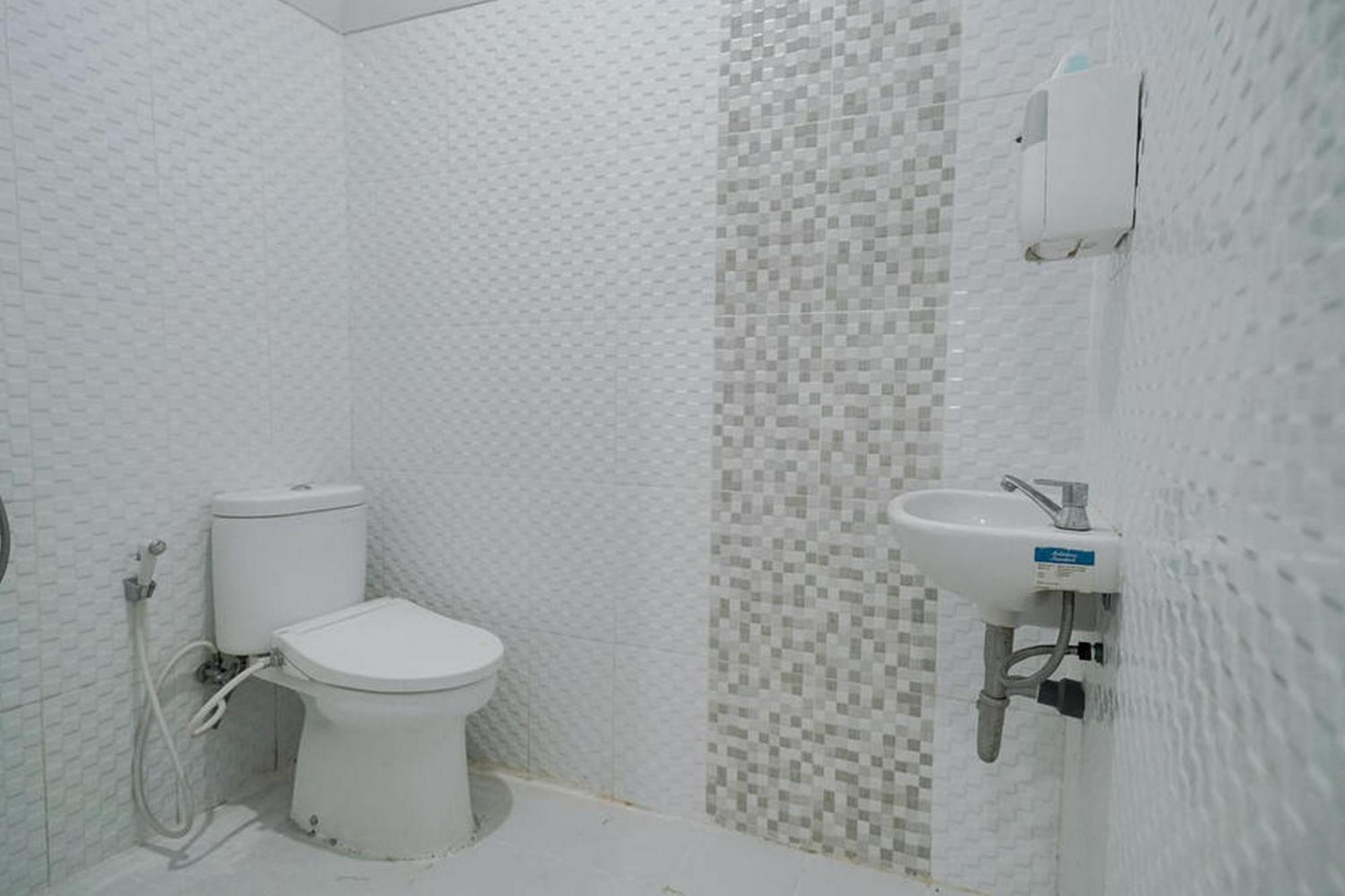 Urbanview Hotel Bari Syariah Palembang By Reddoorz Exterior photo